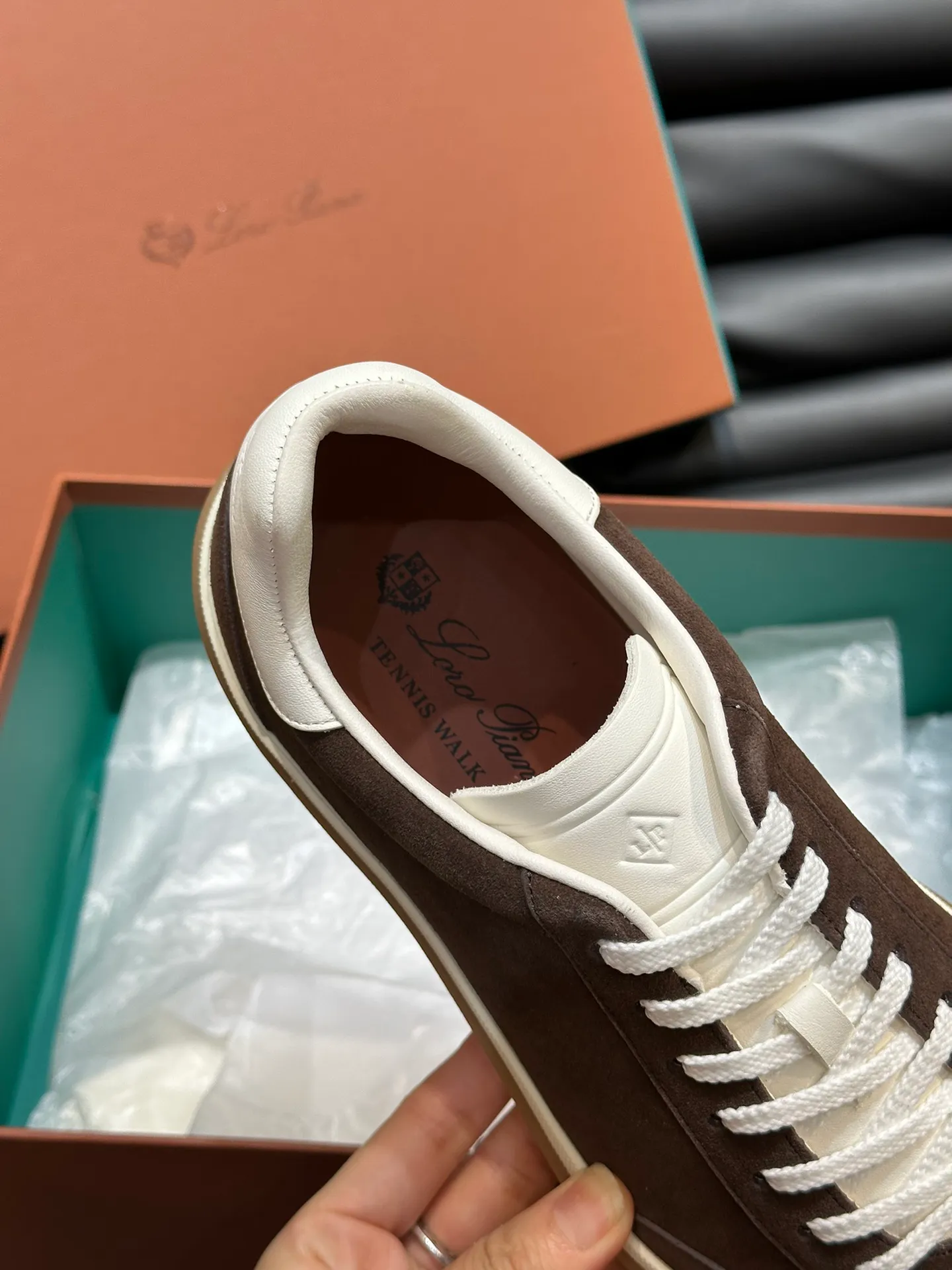 p420 Men's Shoes New 🆕Lp Old Money Style Men's Low-top Casual Tennis Shoes Loro Piana's high-end series has launched sports shoe styles made of soft cowhide. The breathable properties and flexible texture of natural materials make the sneakers both functional and comfortable. The high-quality metal-free tanning and tumble process highlights the natural texture of the leather, while the camel-colored sole and white rubber trim create a double-layer sole effect, making it an everyday shoe that can easily create a lazy and casual style! Size: 39-44 (45, 46 customized